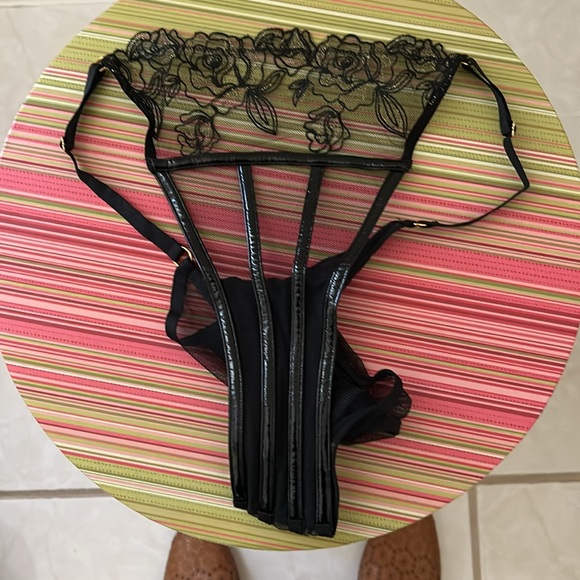 Victoria Secret - Picture 2 of 5